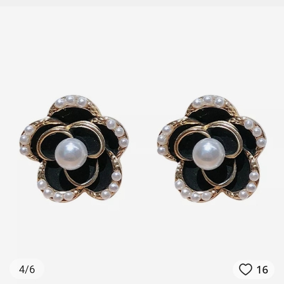 🌻 SALE 4 FOR $25! Flower Pearl Earrings Studs - Picture 2 of 3